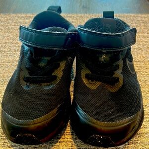Nike athletics boy shoes size 13